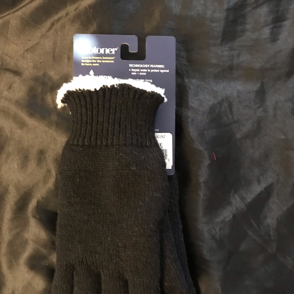 GLOVES BY ISOTONER